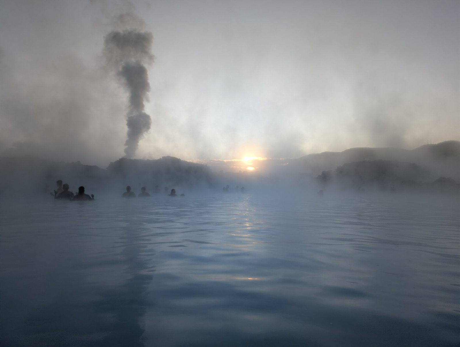 Amanecer con vapor sobre las aguas de la Laguna Azul, en Islandia