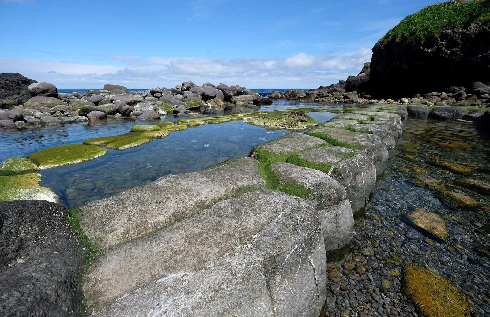 Piscina de aguas termales junto al mar en el onsen de Mizunashi Kaihin, Hakodate